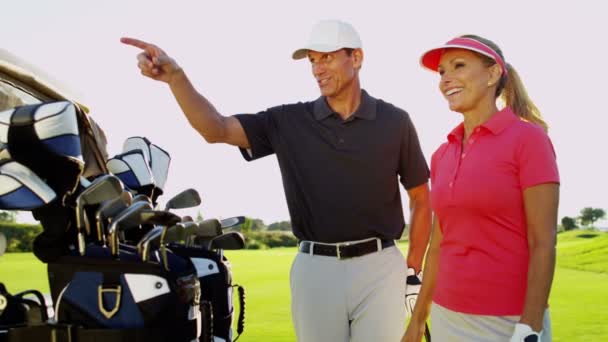 Male and female golf players on golf course — Stock Video