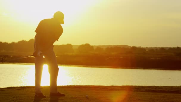 Jugador de golf masculino jugando al golf — Vídeos de Stock