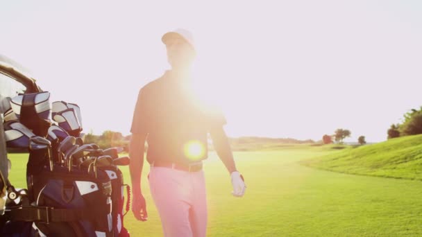 Giocatore di golf con mazze da golf all'aperto — Video Stock