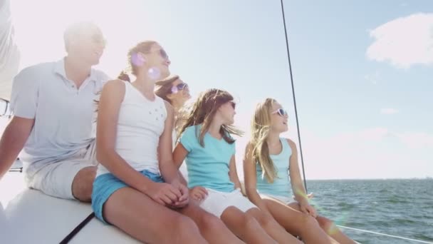 Vitorlázás a luxus yacht gyermekes család — Stock videók
