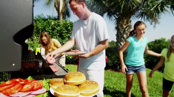 Padres con hijas asar carne barbacoa — Vídeos de Stock