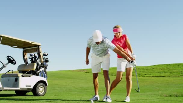 Homem e mulher jogando golfe — Vídeo de Stock