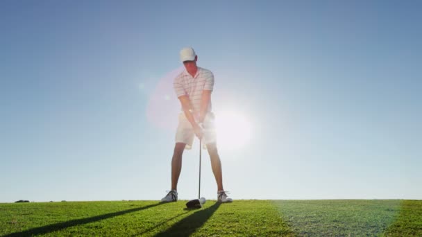 Golf oynamak profesyonel golf oyuncu — Stok video