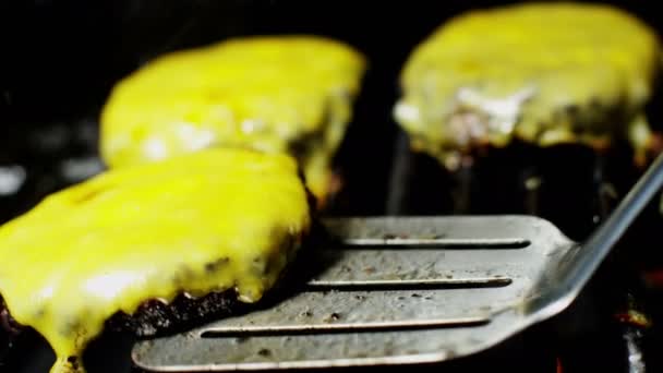 Beef cheese burgers on grill — Stock Video