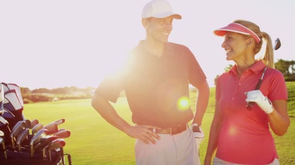 Мужчины и женщины гольфисты на поле для гольфа — стоковое видео