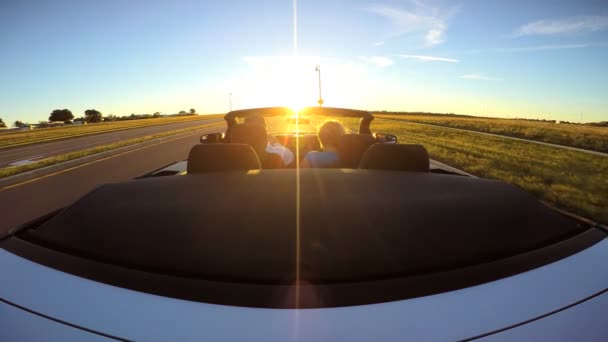 Pareja de conducción en coche cabriolet de lujo — Vídeo de stock