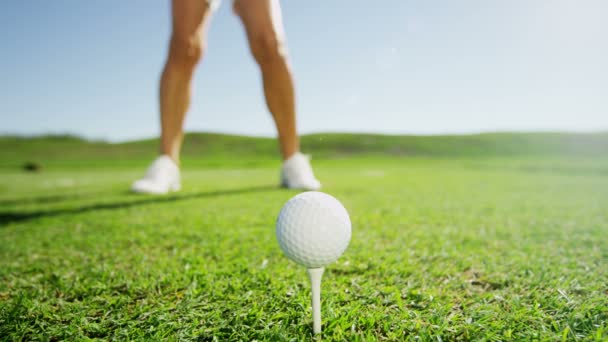 Jugador de golf femenino jugando al golf — Vídeos de Stock