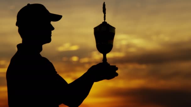 Silhueta de jogador de golfe profissional com troféu — Vídeo de Stock