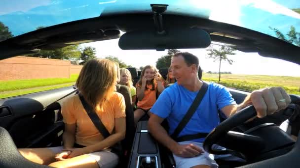 Familia de vacaciones en coche cabriolet — Vídeo de stock