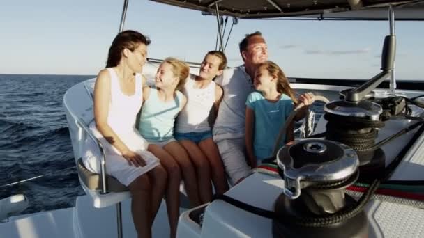 Famiglia con bambini che navigano su yacht di lusso — Video Stock