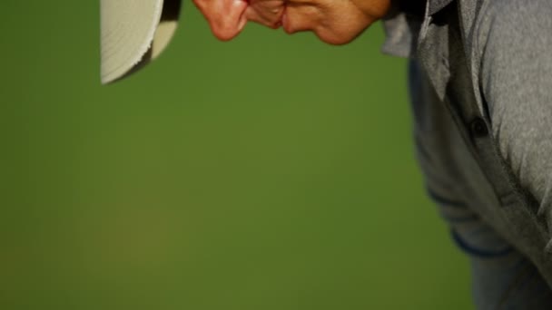 Jugador de golf profesional durante el entrenamiento — Vídeos de Stock