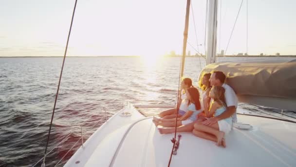 Familj med barn segling på lyxyacht — Stockvideo