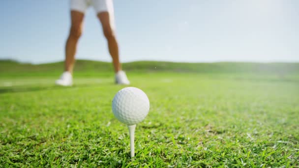Jogador de golfe feminino jogando golfe — Vídeo de Stock