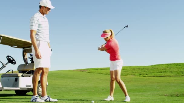 Hombre y mujer jugando al golf — Vídeos de Stock