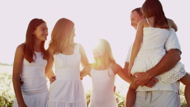 Padres con hijas abrazándose juntas — Vídeo de stock