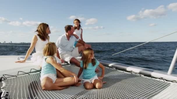 Famiglia con bambini che navigano su yacht di lusso — Video Stock