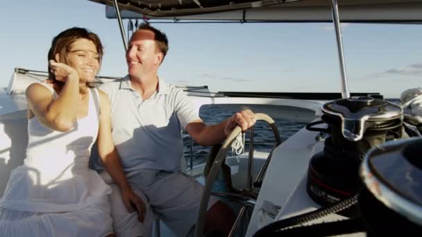 Jeune couple Voile sur yacht de luxe — Video