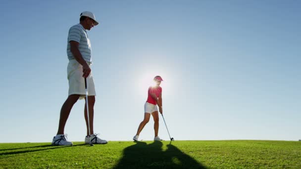Mężczyzna i kobieta grający w golfa — Wideo stockowe