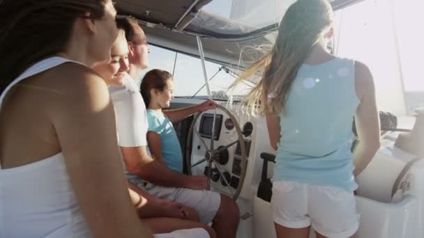 Famille avec enfants naviguant sur yacht de luxe — Video