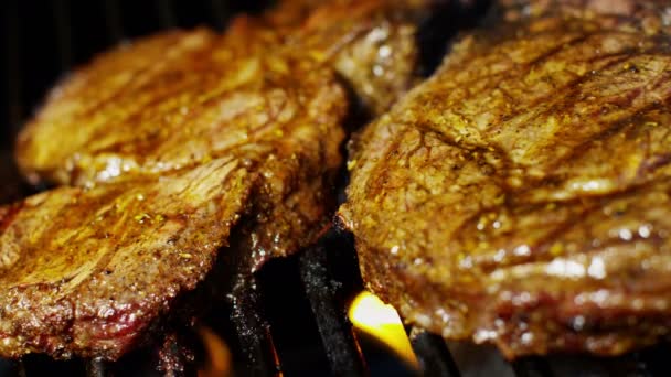 Rundvlees steaks op grill — Stockvideo