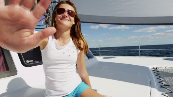 Chica joven divirtiéndose en yate de lujo — Vídeo de stock