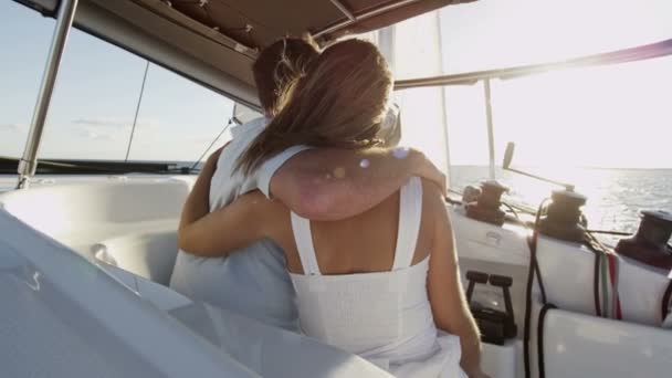 若いカップルの豪華ヨットでセーリング — ストック動画