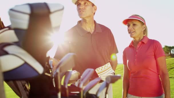 Joueurs de golf masculins et féminins sur le terrain de golf — Video