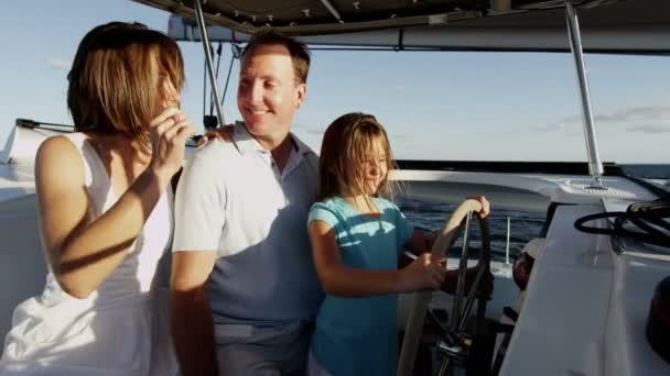 Famille avec fille naviguant sur yacht de luxe — Video