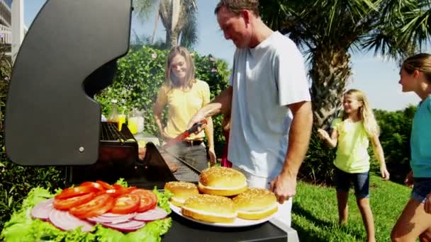 Padres con hijas asar carne barbacoa — Vídeos de Stock