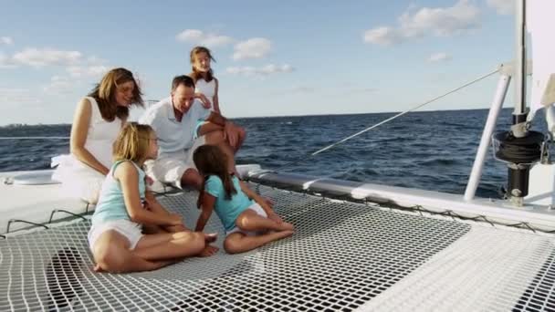 Familia con niños navegando en yate de lujo — Vídeo de stock