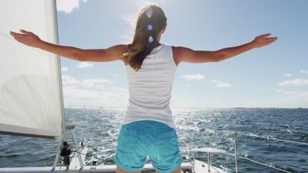 Молодая девушка развлекается на роскошной яхте — стоковое видео