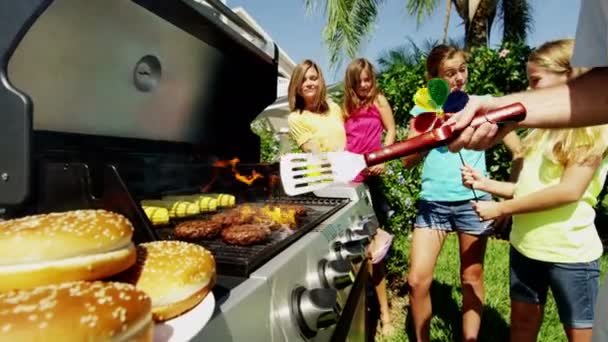 Батьки з дочками гриль м'ясо барбекю — стокове відео