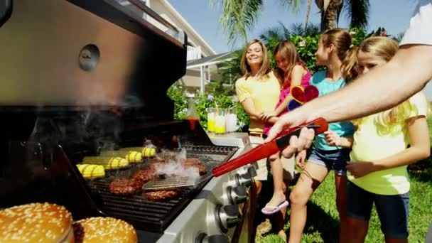 Padres con hijas asar carne barbacoa — Vídeos de Stock