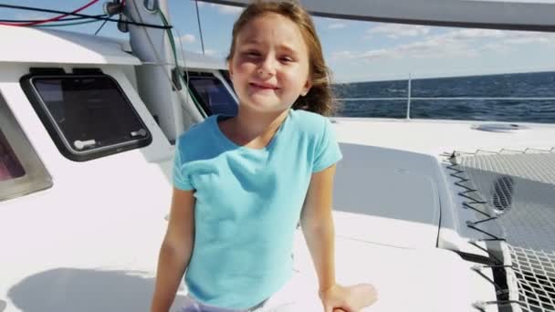 Kleines Mädchen auf Luxusjacht im Ozean — Stockvideo