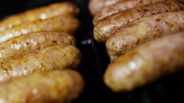 Grillezett húsok, kolbászfélék — Stock videók
