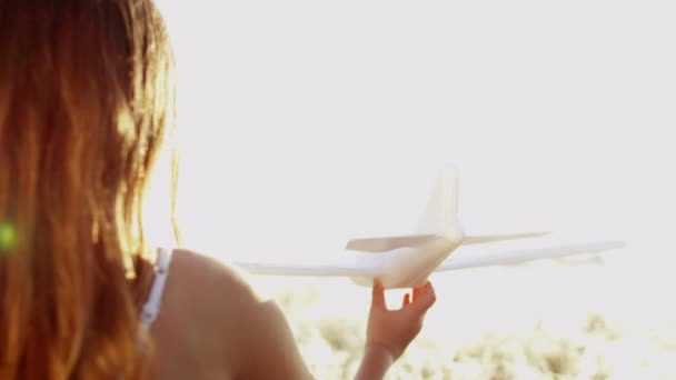 Chica joven jugando con el avión de juguete — Vídeos de Stock