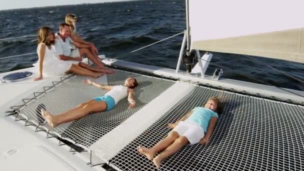 Familie mit Kindern segelt auf Luxusjacht — Stockvideo