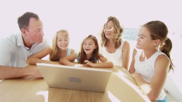 Ouders met kinderen met behulp van laptop op jacht — Stockvideo