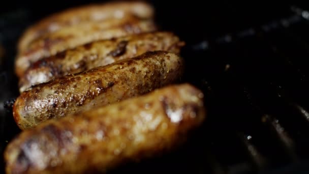 Cârnați de carne la grătar — Videoclip de stoc
