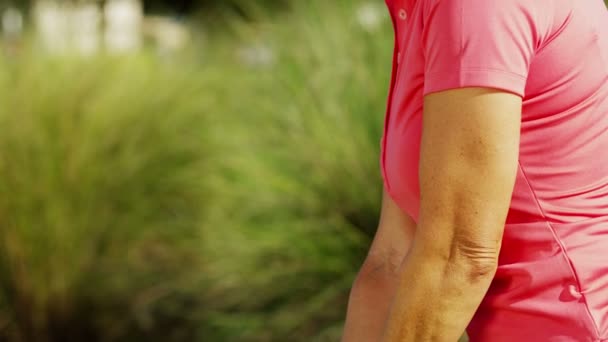 Jugador de golf femenino jugando al golf — Vídeo de stock