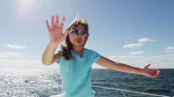 Liten flicka på lyxyacht i havet — Stockvideo