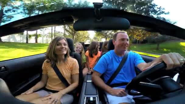 Rodina na dovolené v autě kabriolet — Stock video