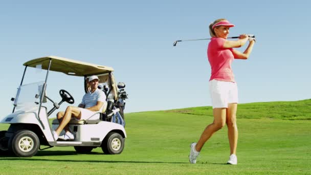 Hombre y mujer jugando al golf — Vídeos de Stock