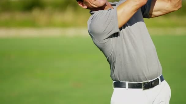 Профессиональный игрок в гольф во время тренировки — стоковое видео