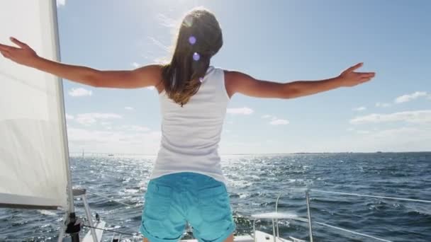 Menina se divertindo no iate de luxo — Vídeo de Stock