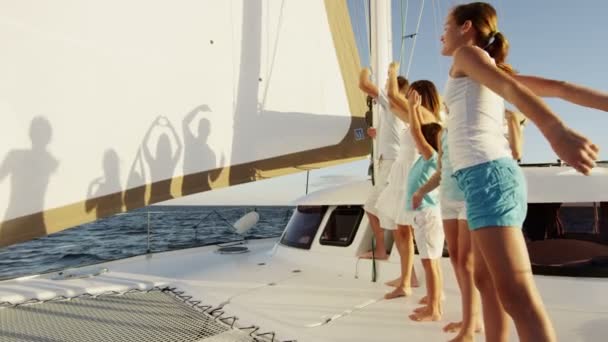 Сім'я грає з силуетами на розкішній яхті — стокове відео