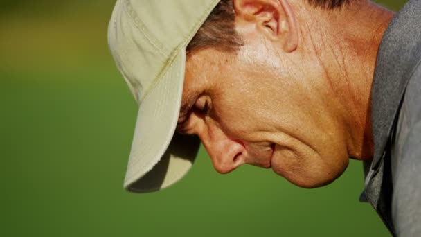 Jogador de golfe profissional durante o treinamento — Vídeo de Stock