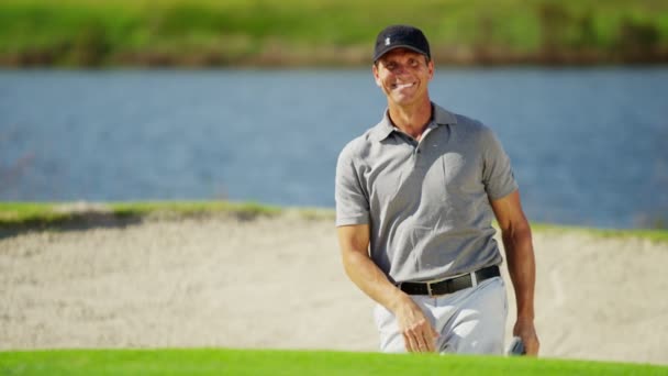 Joueur de golf professionnel pendant l'entraînement — Video