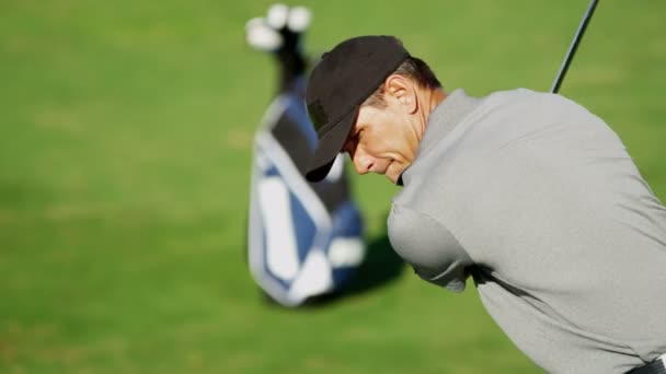 Joueur de golf professionnel pendant l'entraînement — Video