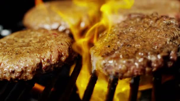 Hamburguesas de carne en la parrilla de llama — Vídeos de Stock